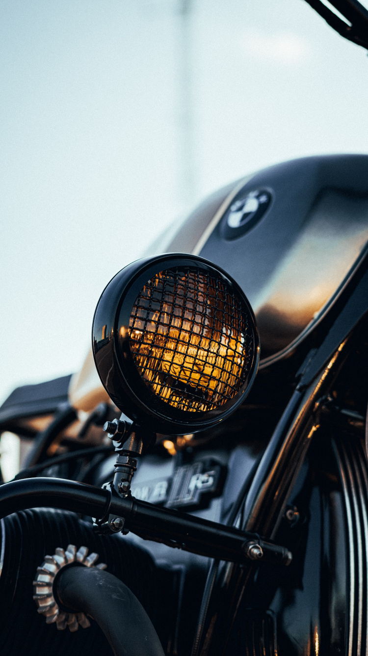 Moto Noir et Argent Avec Feu Rond Noir et Marron. Wallpaper in 750x1334 Resolution