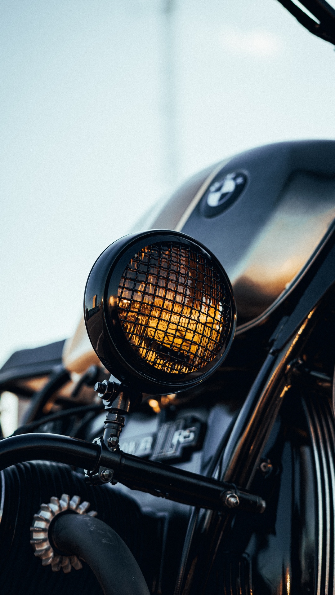 Motocicleta Negra y Plateada Con Luz Redonda Negra y Marrón. Wallpaper in 1080x1920 Resolution