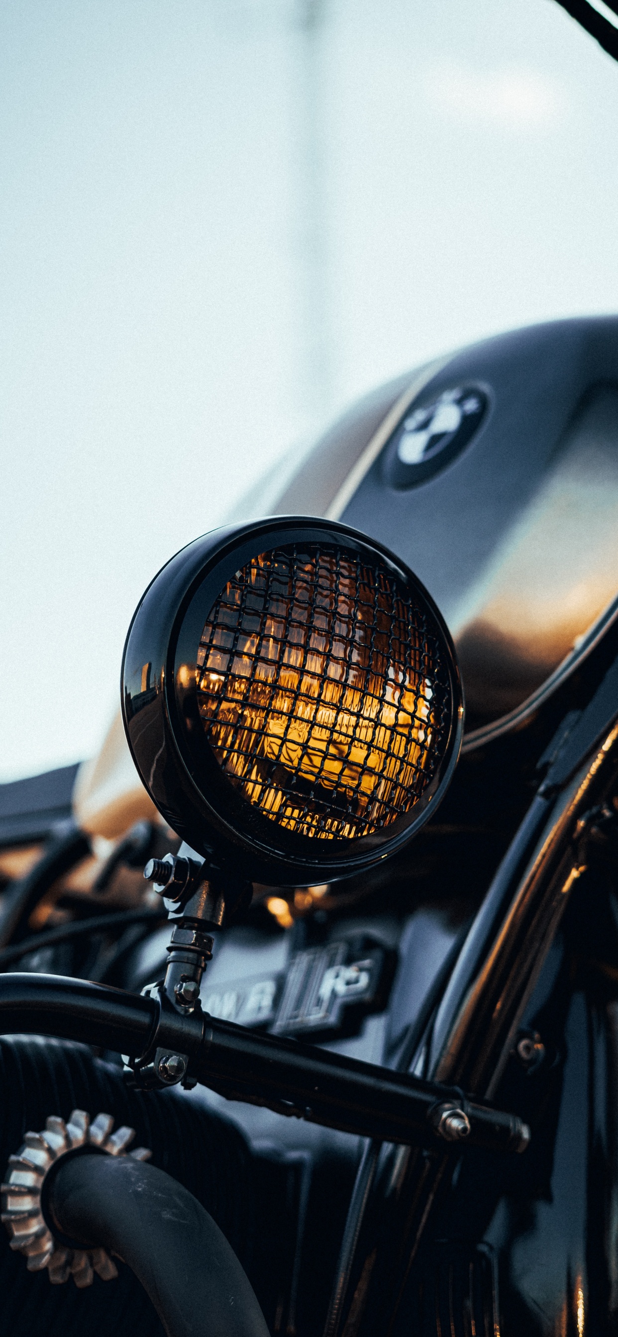 Motocicleta Negra y Plateada Con Luz Redonda Negra y Marrón. Wallpaper in 1242x2688 Resolution