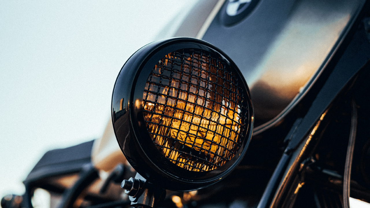 Schwarz-silbernes Motorrad Mit Schwarz-braunem Rundlicht. Wallpaper in 1280x720 Resolution