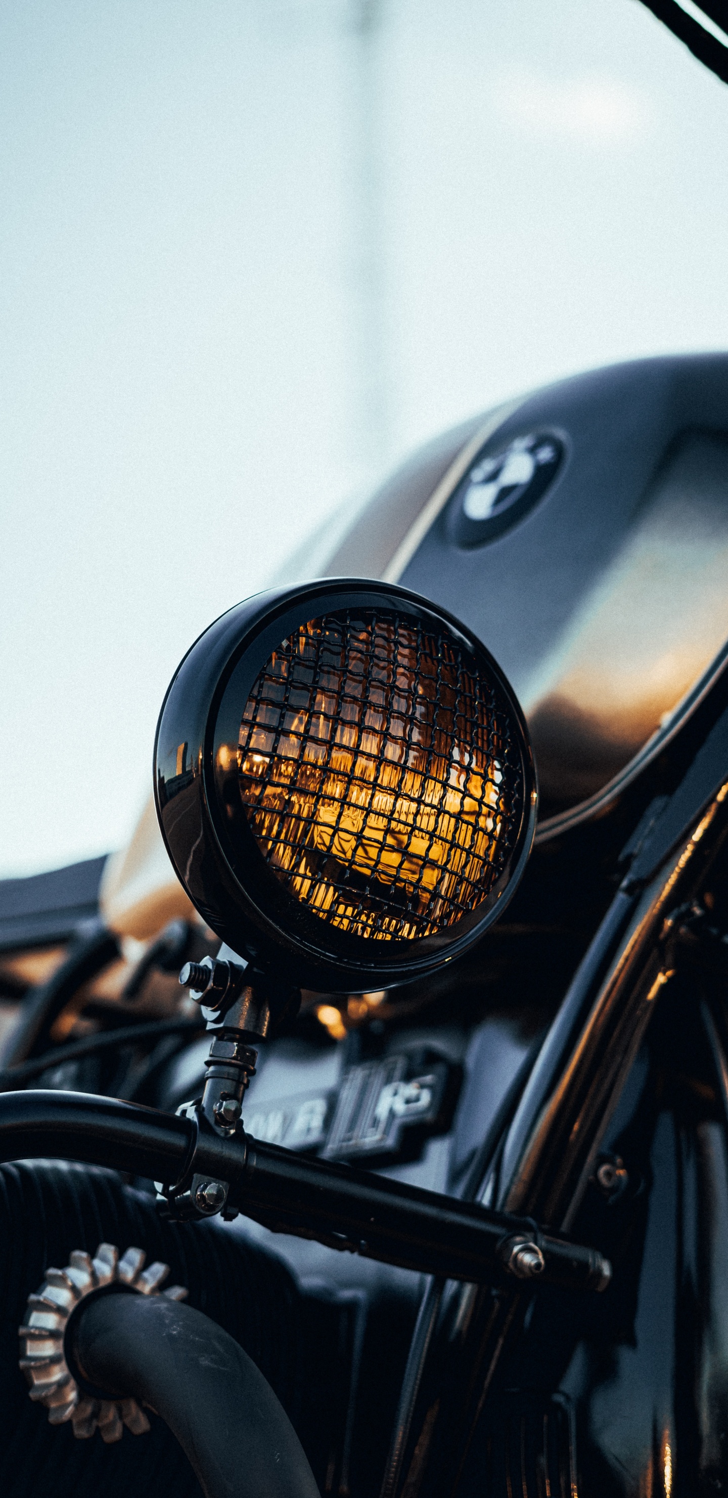 Schwarz-silbernes Motorrad Mit Schwarz-braunem Rundlicht. Wallpaper in 1440x2960 Resolution