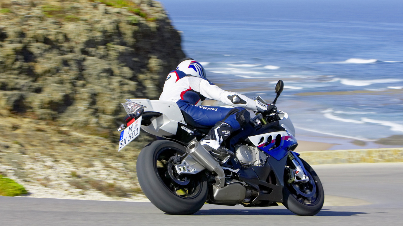 Mann im Weißen Und Schwarzen Motorradanzug, Der Auf Einem Weißen Und Blauen Sportrad Fährt Riding. Wallpaper in 1366x768 Resolution