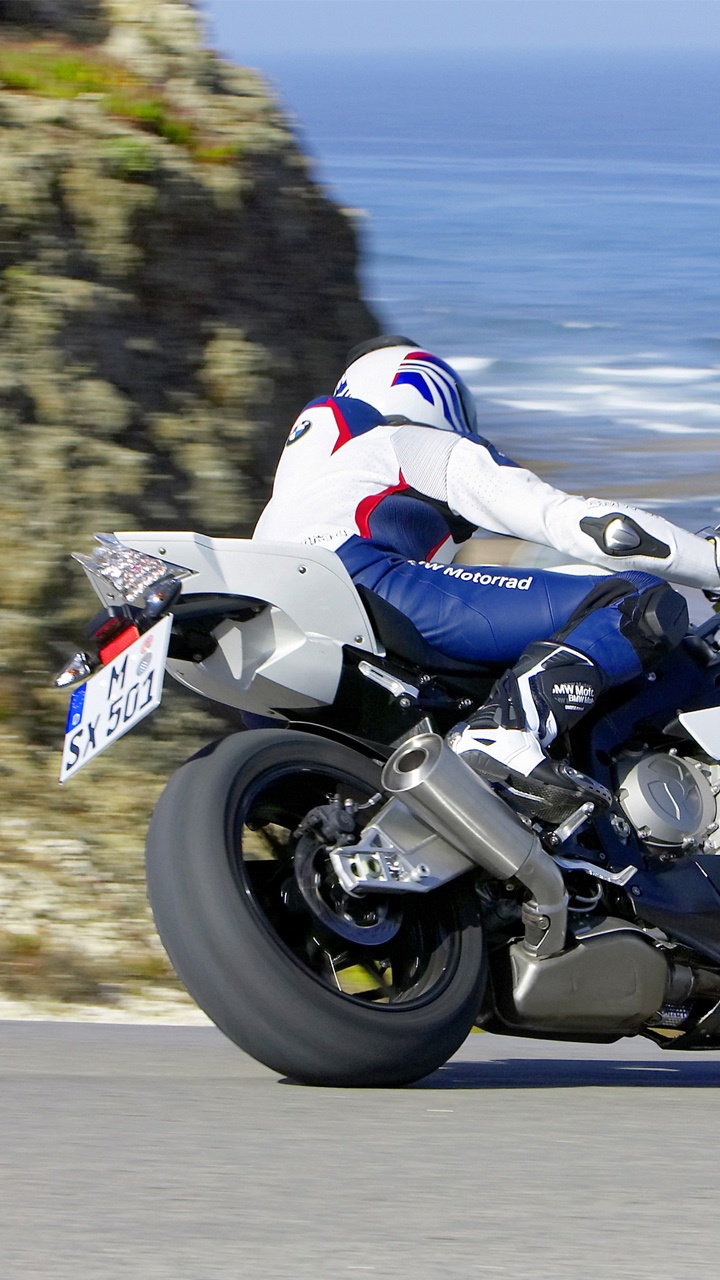 Hombre en Traje de Motocicleta Blanco y Negro Montado en Bicicleta Deportiva Blanca y Azul. Wallpaper in 720x1280 Resolution