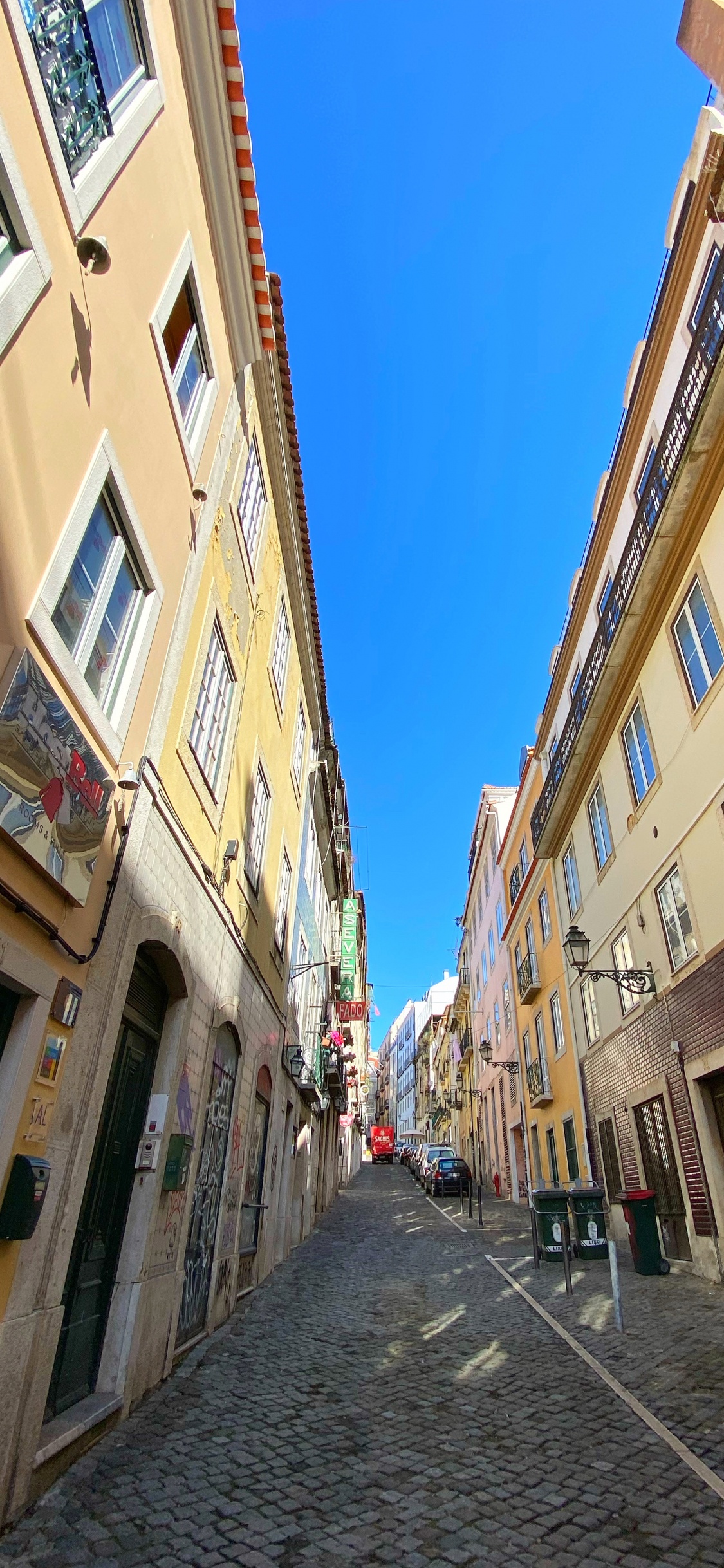 Callejuela, Inmueble, Apartamento, Carretera, Ventana. Wallpaper in 1125x2436 Resolution