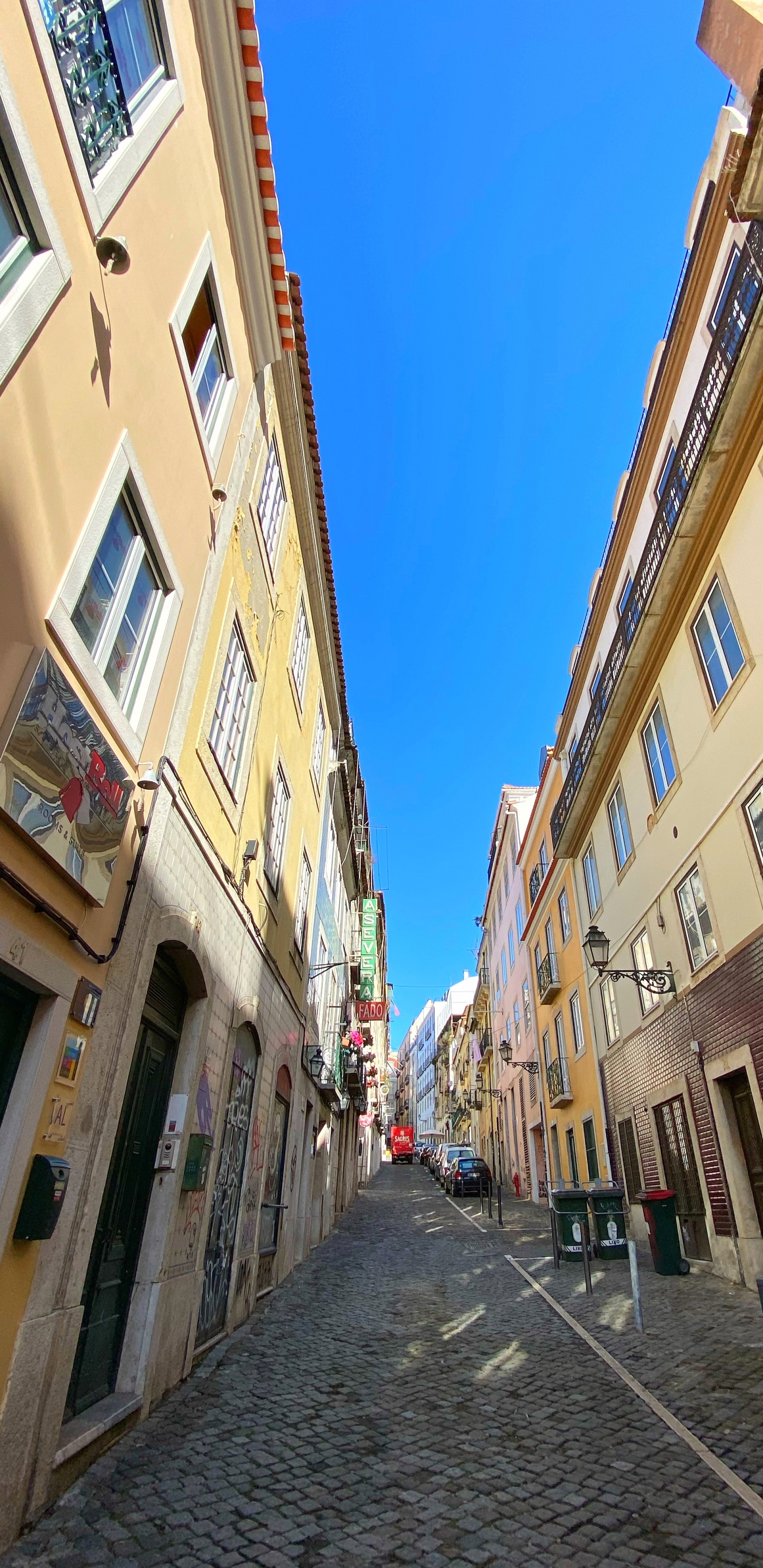 Callejuela, Inmueble, Apartamento, Carretera, Ventana. Wallpaper in 1440x2960 Resolution