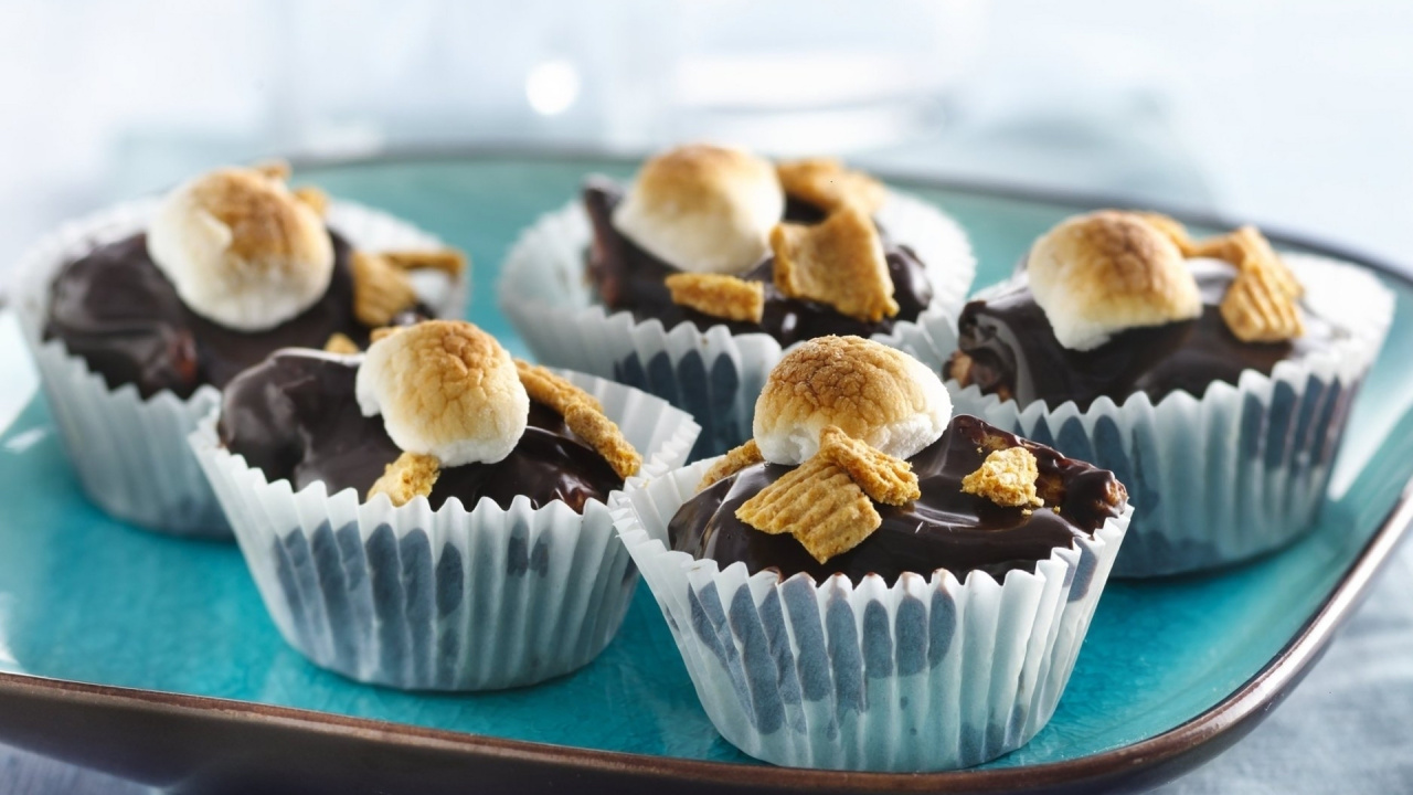 Cupcakes Sur Plaque en Céramique Verte. Wallpaper in 1280x720 Resolution