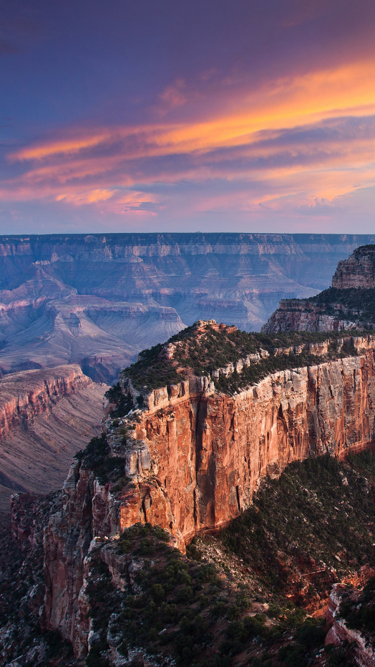 Brauner Felsiger Berg Unter Bewölktem Himmel Tagsüber. Wallpaper in 750x1334 Resolution