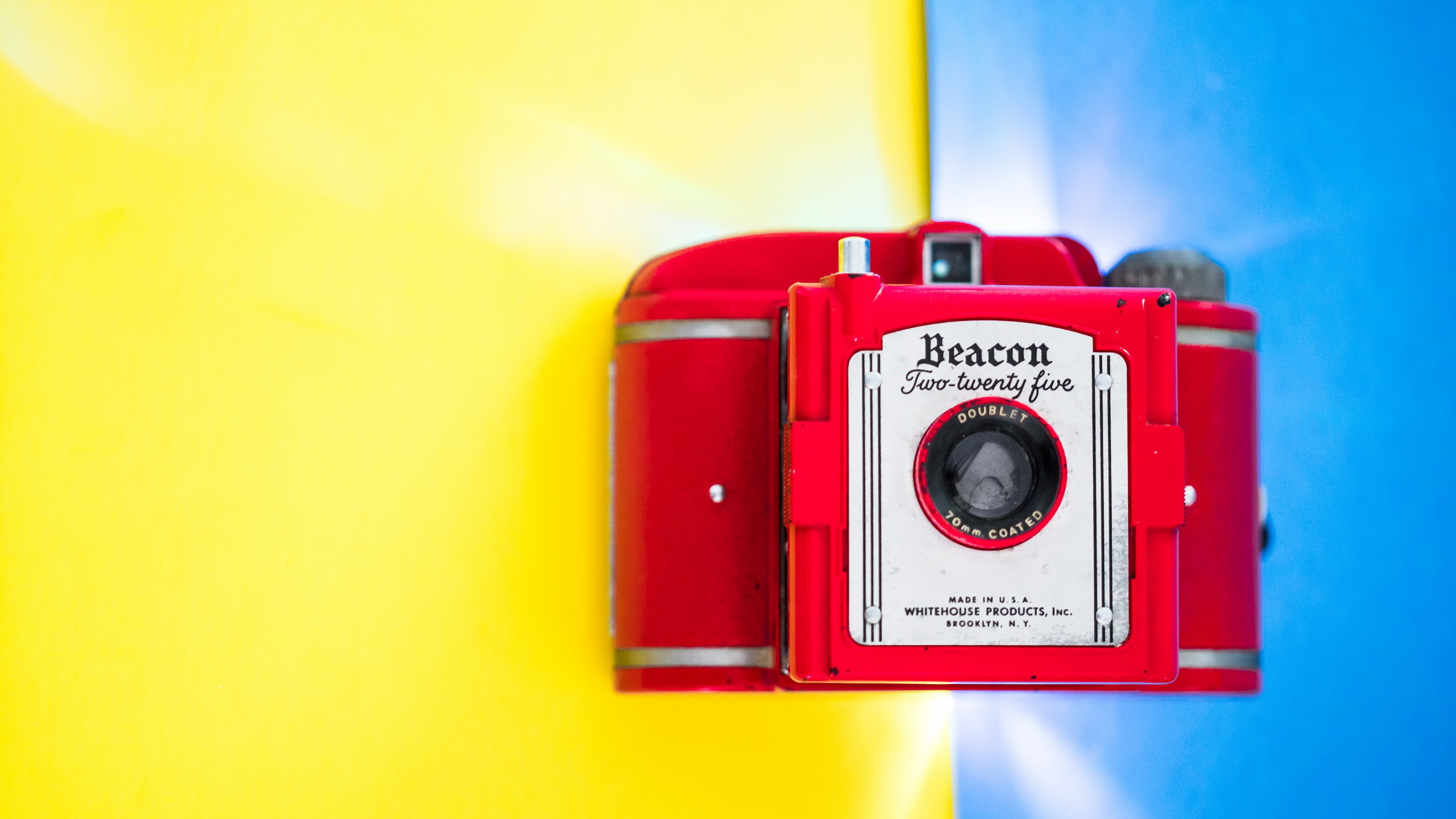 Cámara de Apuntar y Disparar Roja y Plateada. Wallpaper in 2560x1440 Resolution