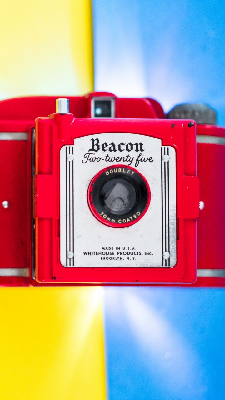 Cámara de Apuntar y Disparar Roja y Plateada. Wallpaper in 720x1280 Resolution