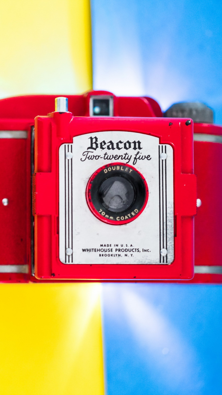 Cámara de Apuntar y Disparar Roja y Plateada. Wallpaper in 750x1334 Resolution