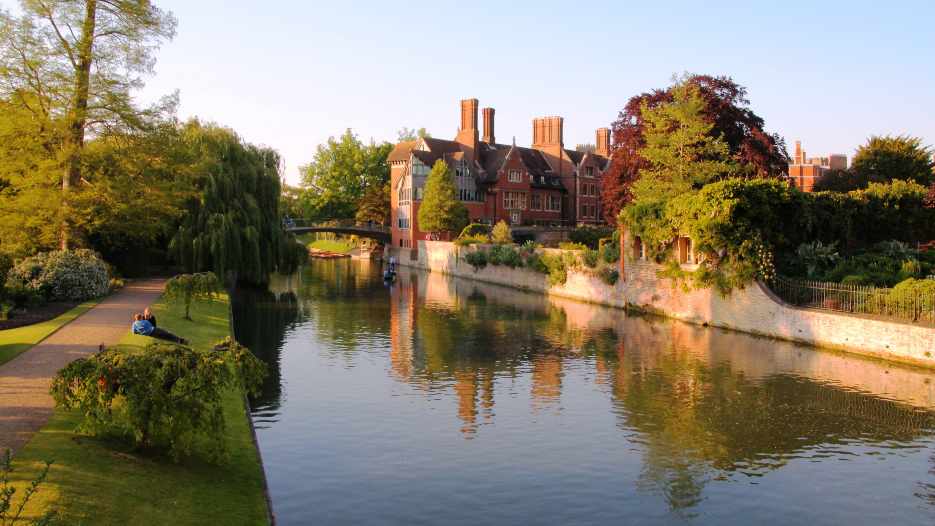 Bâtiment en Béton Brun Près D'arbres Verts et D'un Plan D'eau Pendant la Journée. Wallpaper in 3840x2160 Resolution