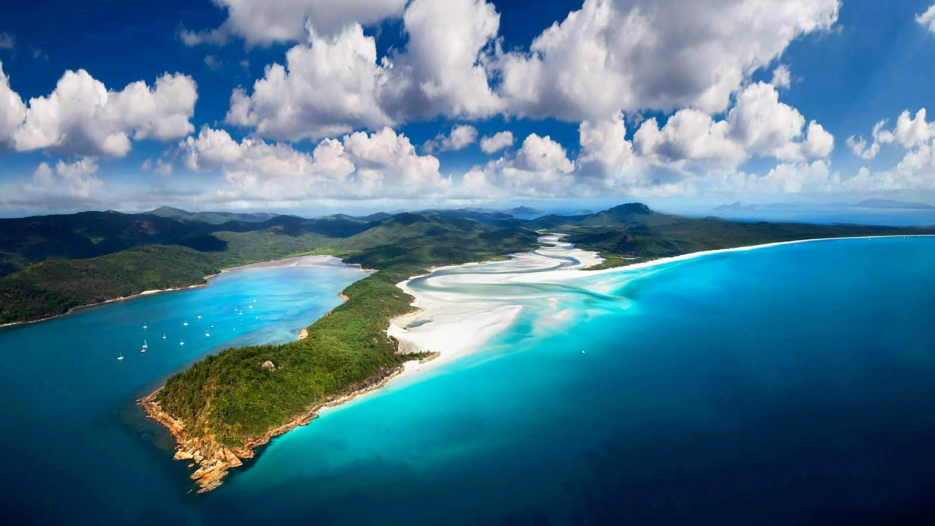 Cuerpo de Agua Azul Bajo un Cielo Azul y Nubes Blancas Durante el Día. Wallpaper in 1366x768 Resolution
