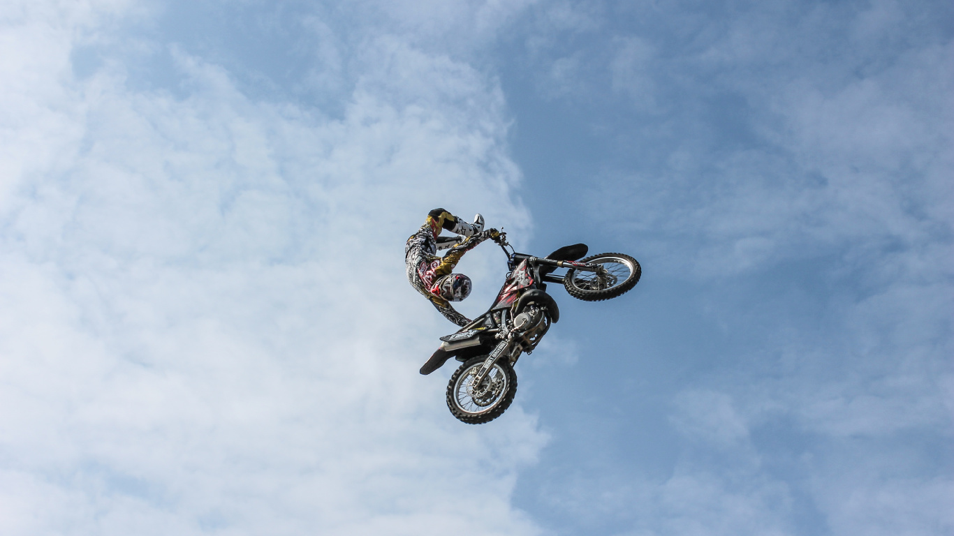 Hombre Montado en Bicicleta Haciendo Acrobacias Bajo un Cielo Azul Durante el Día. Wallpaper in 1366x768 Resolution