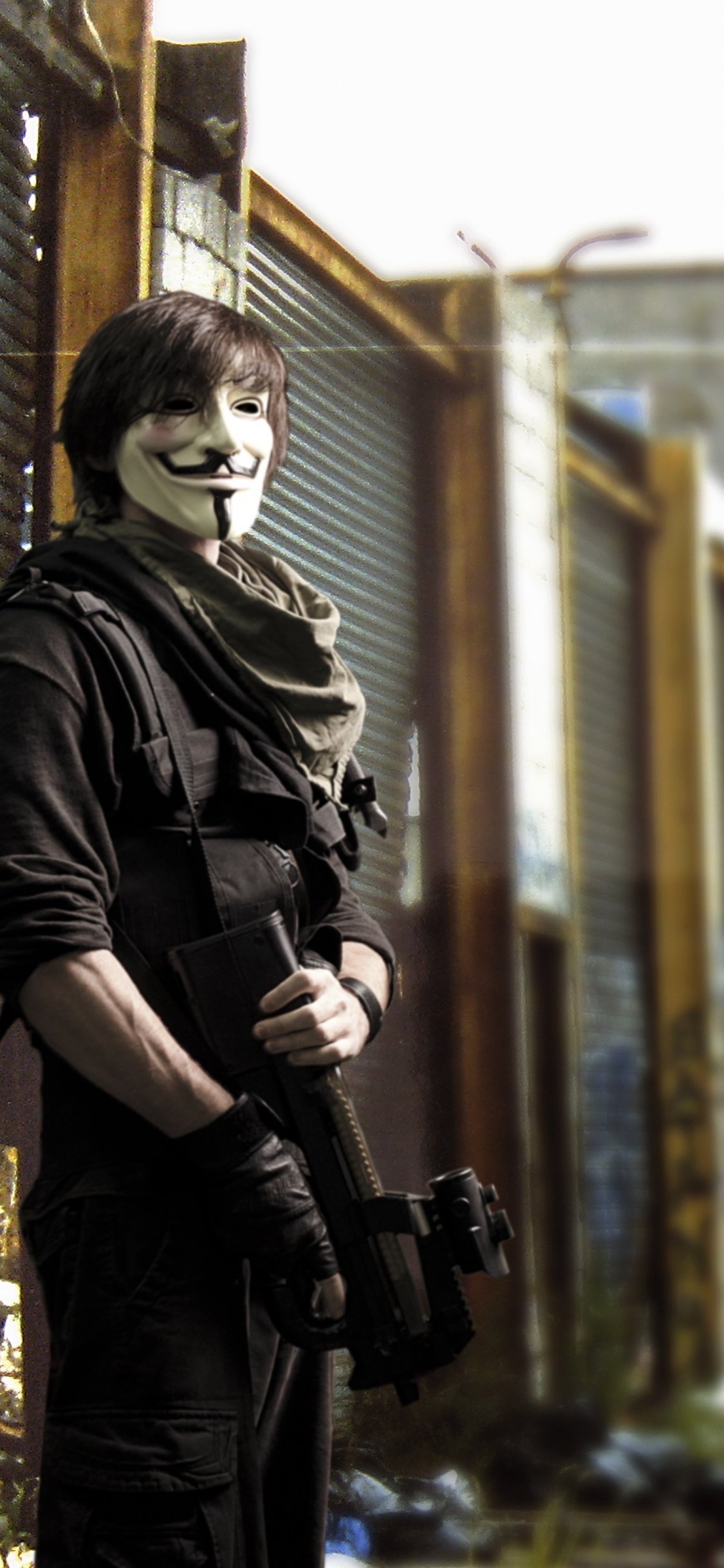 Mujer de Chaqueta Negra Sosteniendo Una Cámara Réflex Digital Negra de Pie en la Acera Durante el Día. Wallpaper in 1125x2436 Resolution