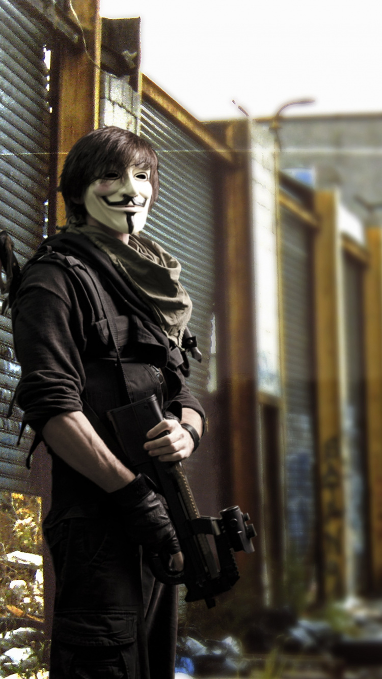 Mujer de Chaqueta Negra Sosteniendo Una Cámara Réflex Digital Negra de Pie en la Acera Durante el Día. Wallpaper in 750x1334 Resolution