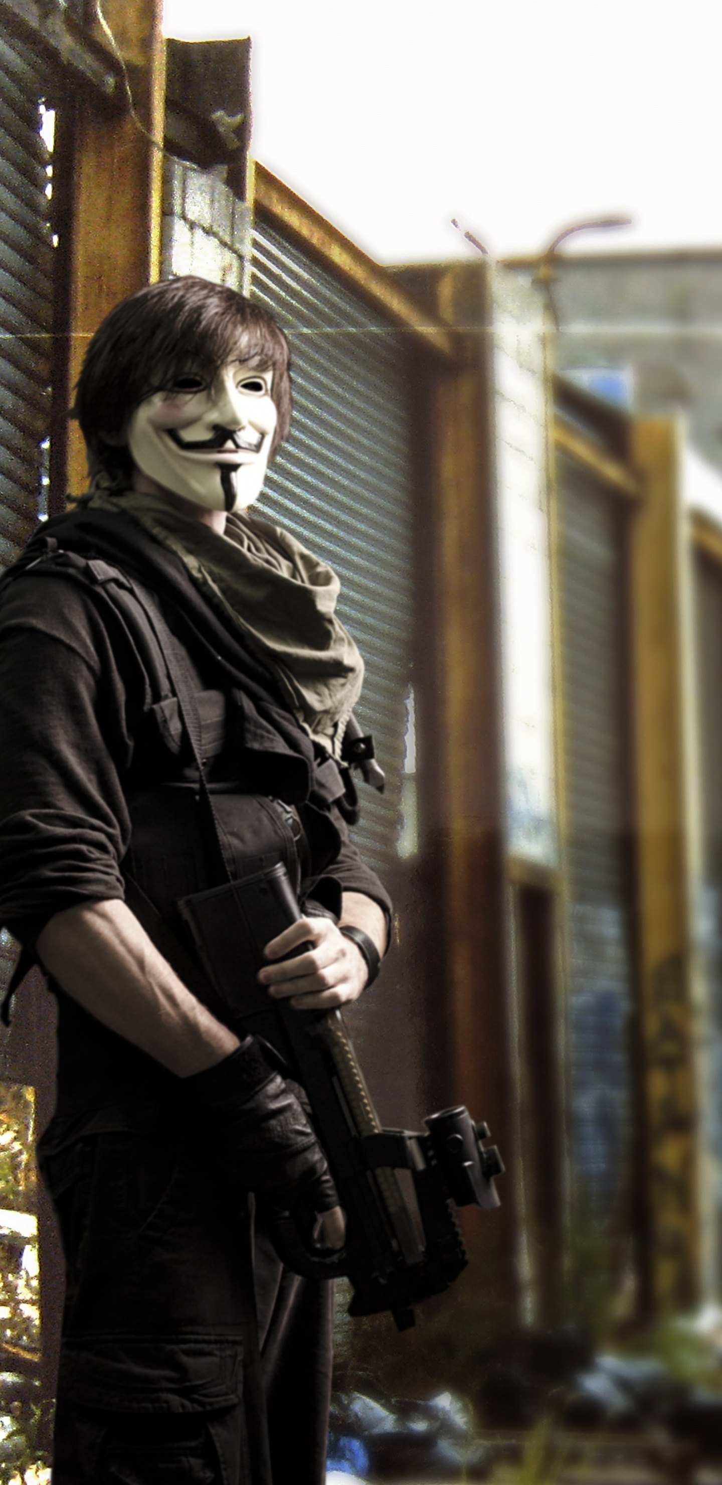 Frau in Schwarzer Jacke Mit Schwarzer DSLR-Kamera, Die Tagsüber Auf Dem Bürgersteig Steht. Wallpaper in 1440x2960 Resolution