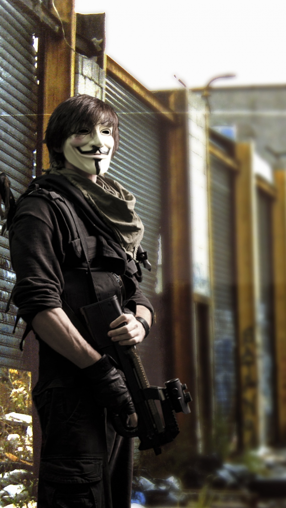 Femme en Veste Noire Tenant un Appareil Photo Reflex Numérique Noir Debout Sur le Trottoir Pendant la Journée. Wallpaper in 1080x1920 Resolution