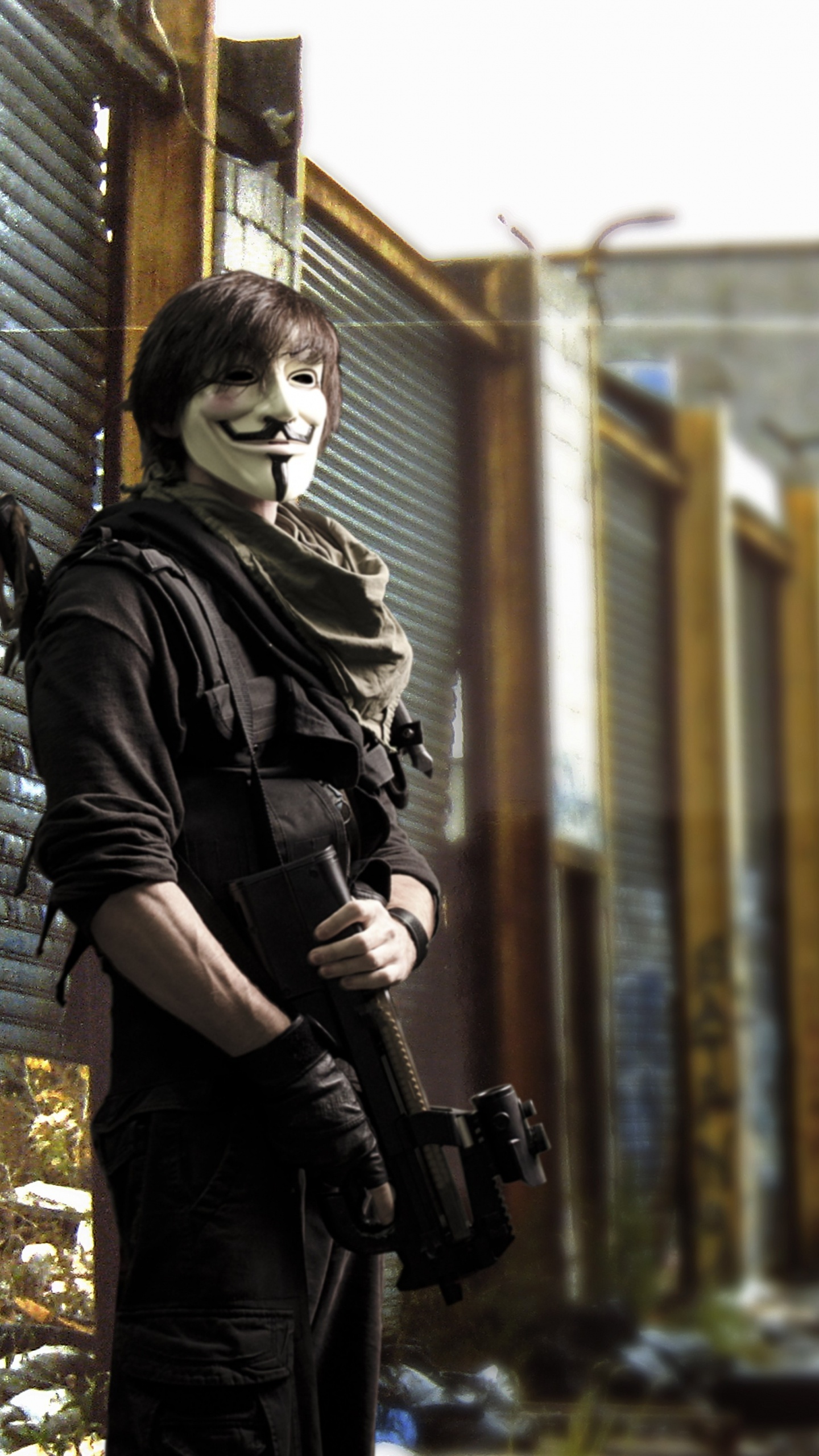 Femme en Veste Noire Tenant un Appareil Photo Reflex Numérique Noir Debout Sur le Trottoir Pendant la Journée. Wallpaper in 1440x2560 Resolution