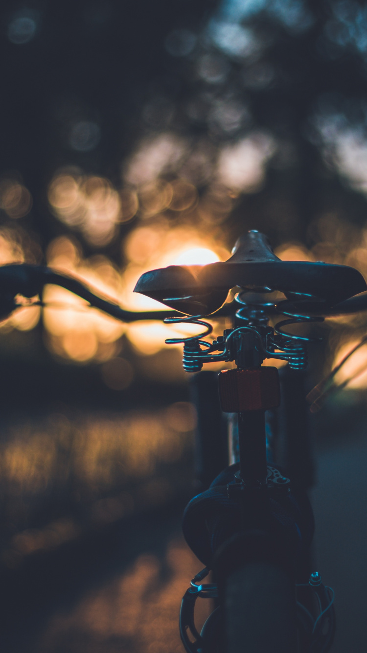 Fahrradsilhouette Bei Sonnenuntergang. Wallpaper in 750x1334 Resolution