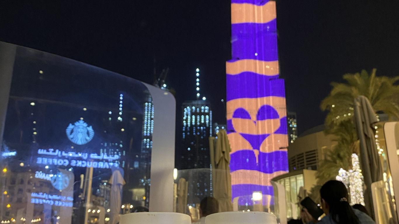 Dubai, Burj Khalifa, Starbucks Neues Logo 2011, Nacht, Tower. Wallpaper in 1366x768 Resolution