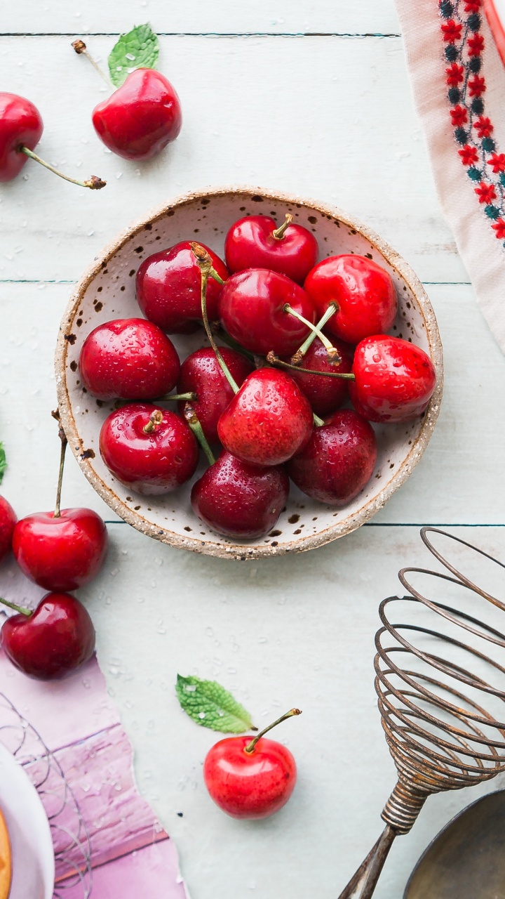 Red Strawberries on White Ceramic Plate. Wallpaper in 720x1280 Resolution