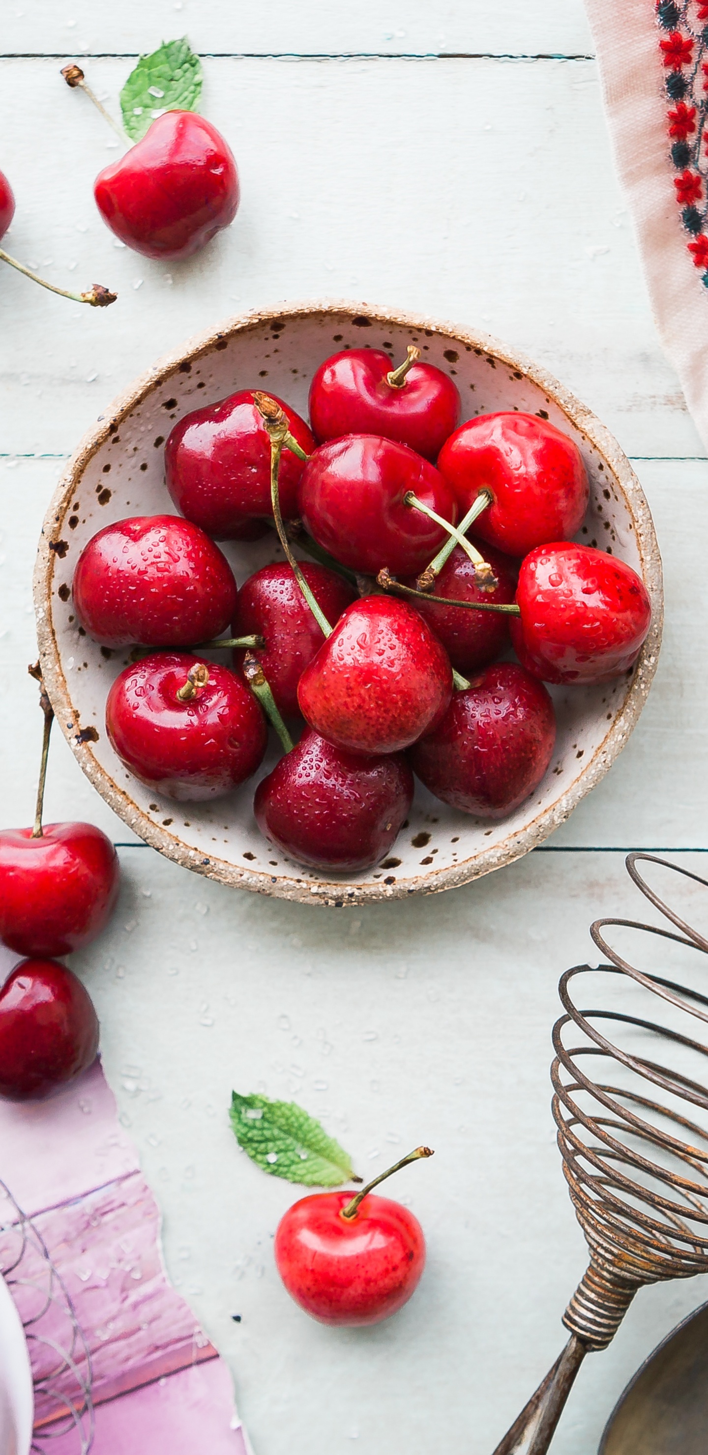 Rote Erdbeeren Auf Weißem Keramikteller. Wallpaper in 1440x2960 Resolution