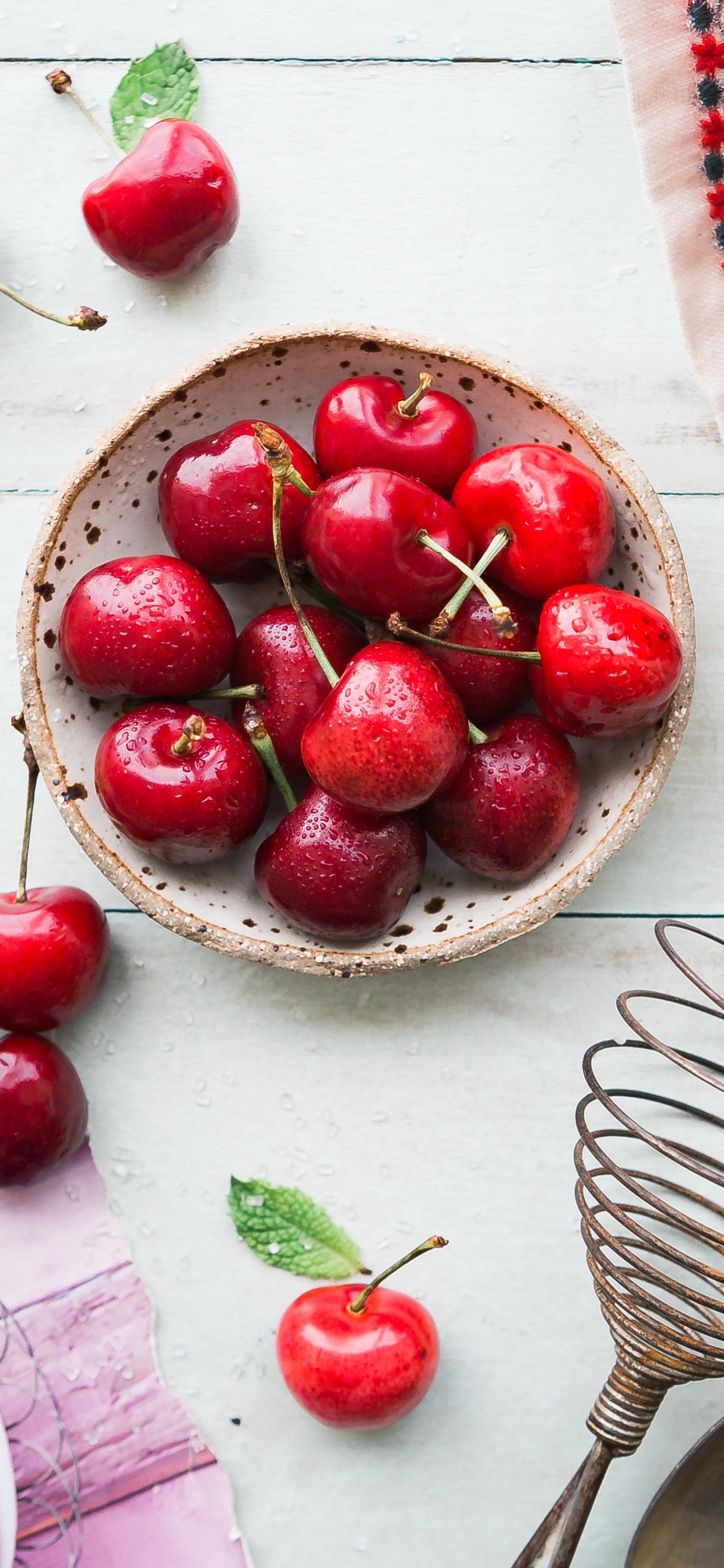 Fraises Rouges Sur Plaque en Céramique Blanche. Wallpaper in 1242x2688 Resolution
