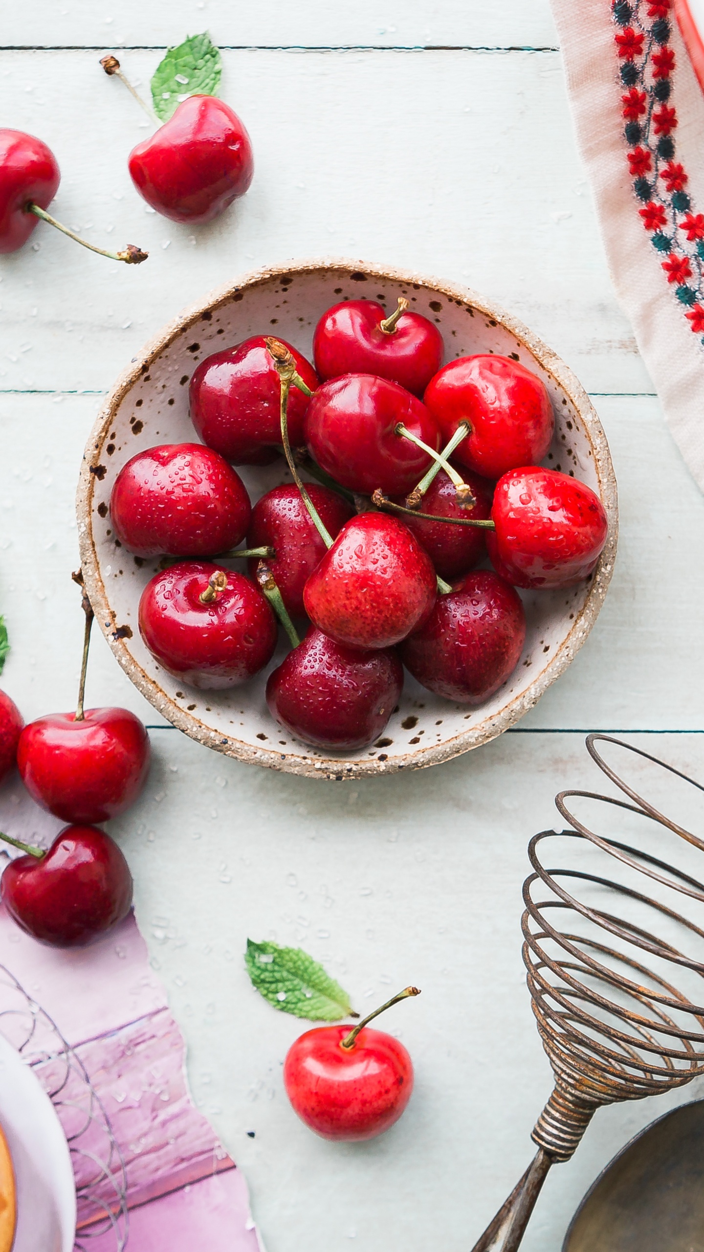 Fraises Rouges Sur Plaque en Céramique Blanche. Wallpaper in 1440x2560 Resolution