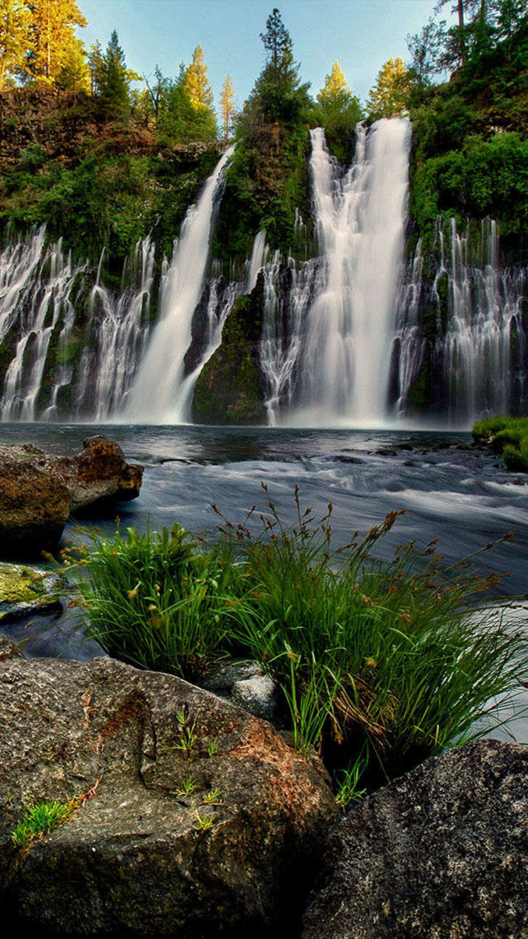 L'eau Tombe Sur le Rivage Rocheux Pendant la Journée. Wallpaper in 750x1334 Resolution