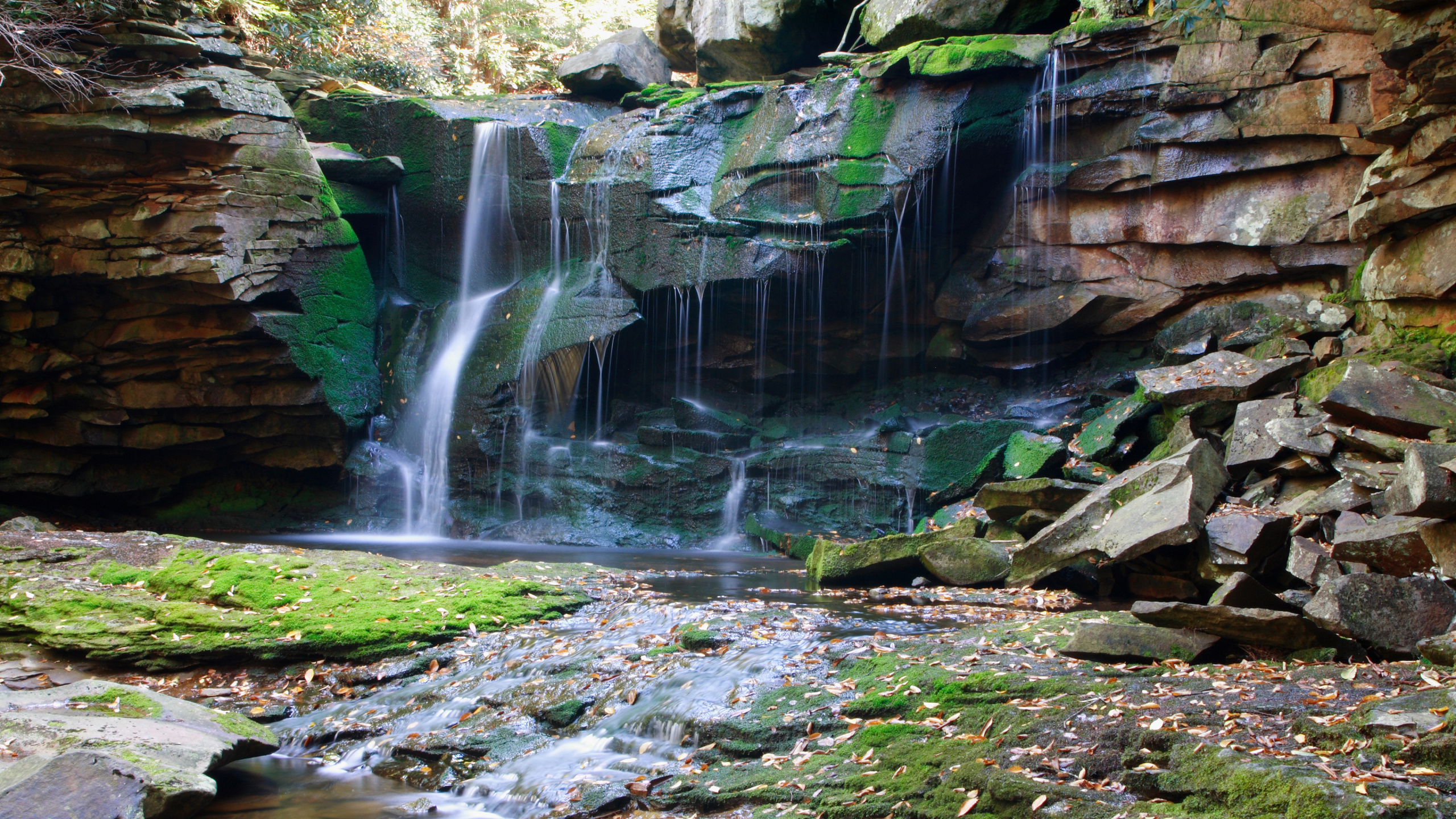 Water Falls on Rocky River. Wallpaper in 2560x1440 Resolution