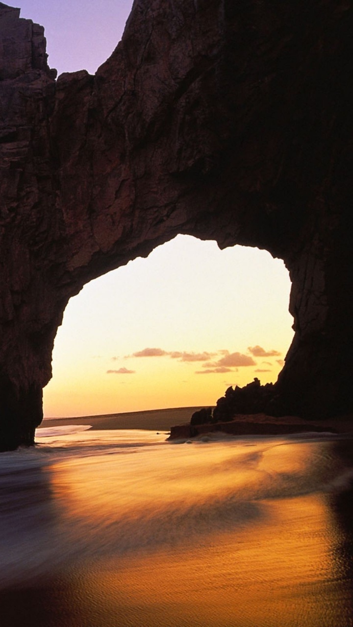 Formation de Roche Brune Sur le Bord de Mer Pendant le Coucher du Soleil. Wallpaper in 720x1280 Resolution