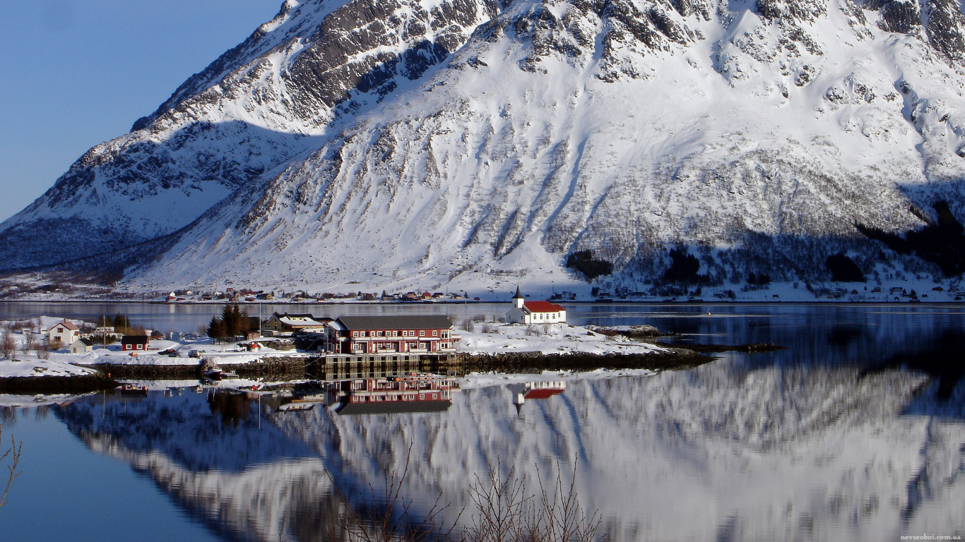 White and Brown House Near Snow Covered Mountain During Daytime. Wallpaper in 1366x768 Resolution