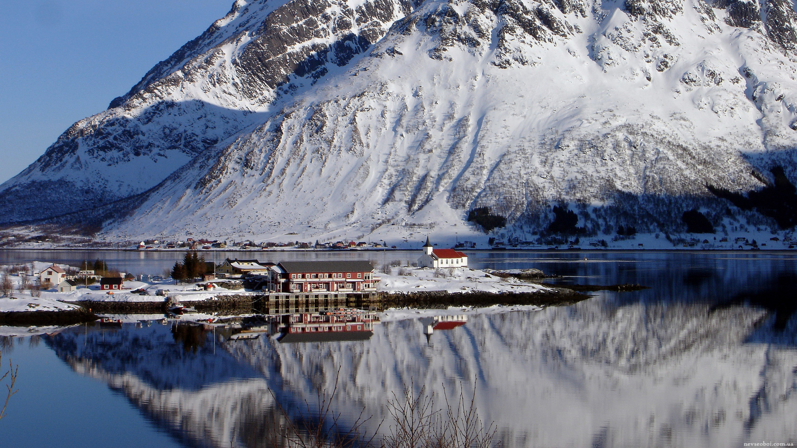White and Brown House Near Snow Covered Mountain During Daytime. Wallpaper in 2560x1440 Resolution