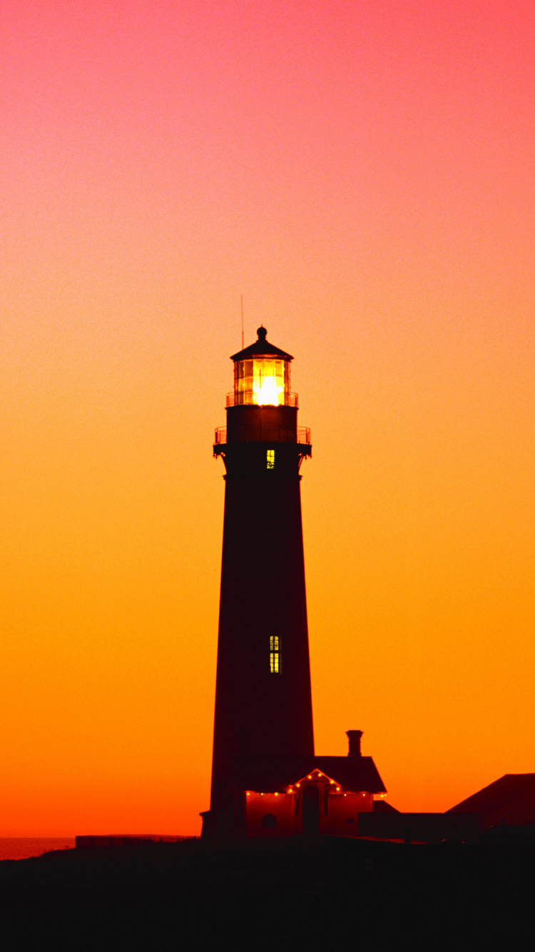 Silhouette de Phare Pendant le Coucher du Soleil. Wallpaper in 750x1334 Resolution