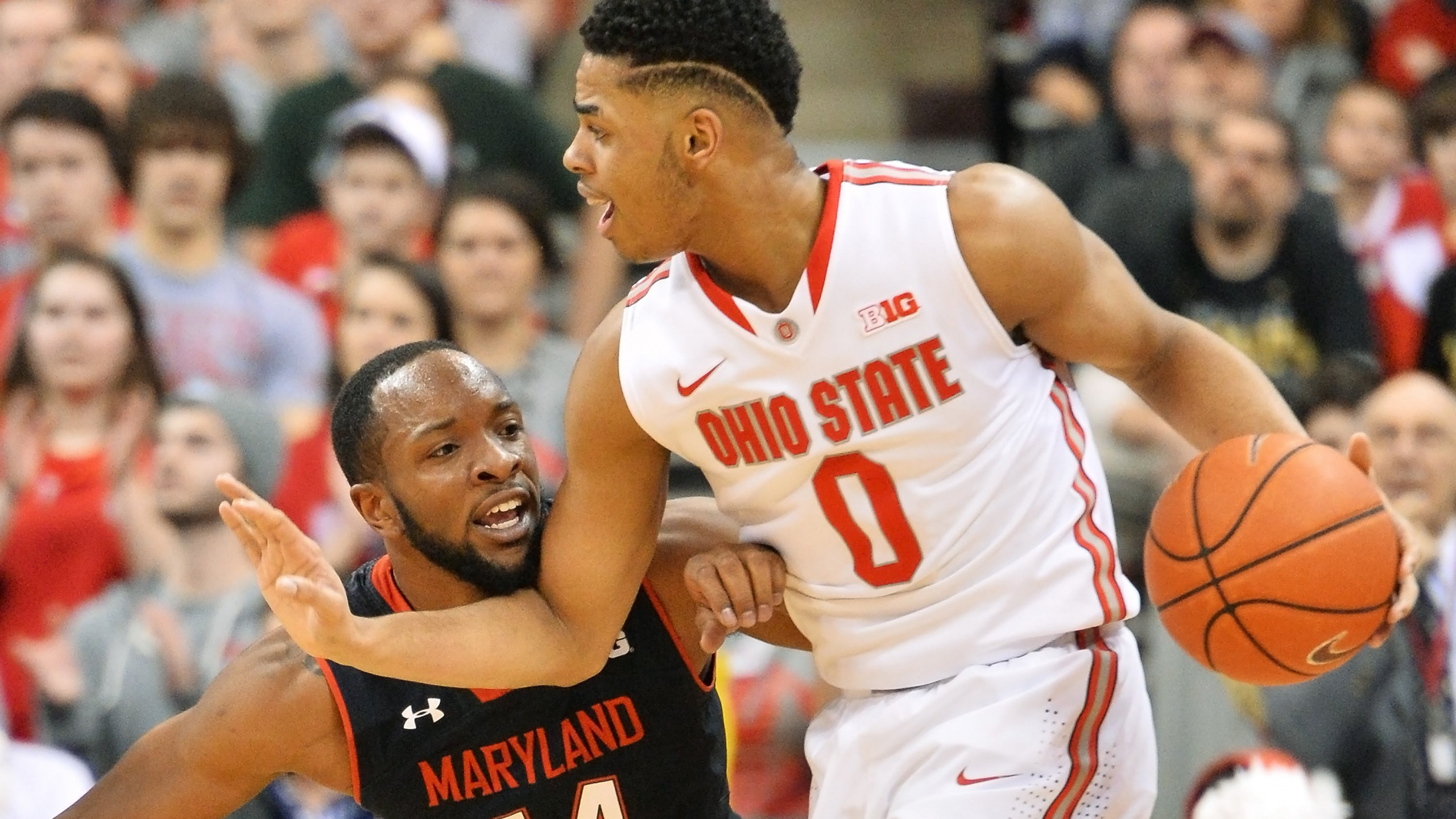 Mann im Weiß-roten Jersey-Hemd. Wallpaper in 2560x1440 Resolution