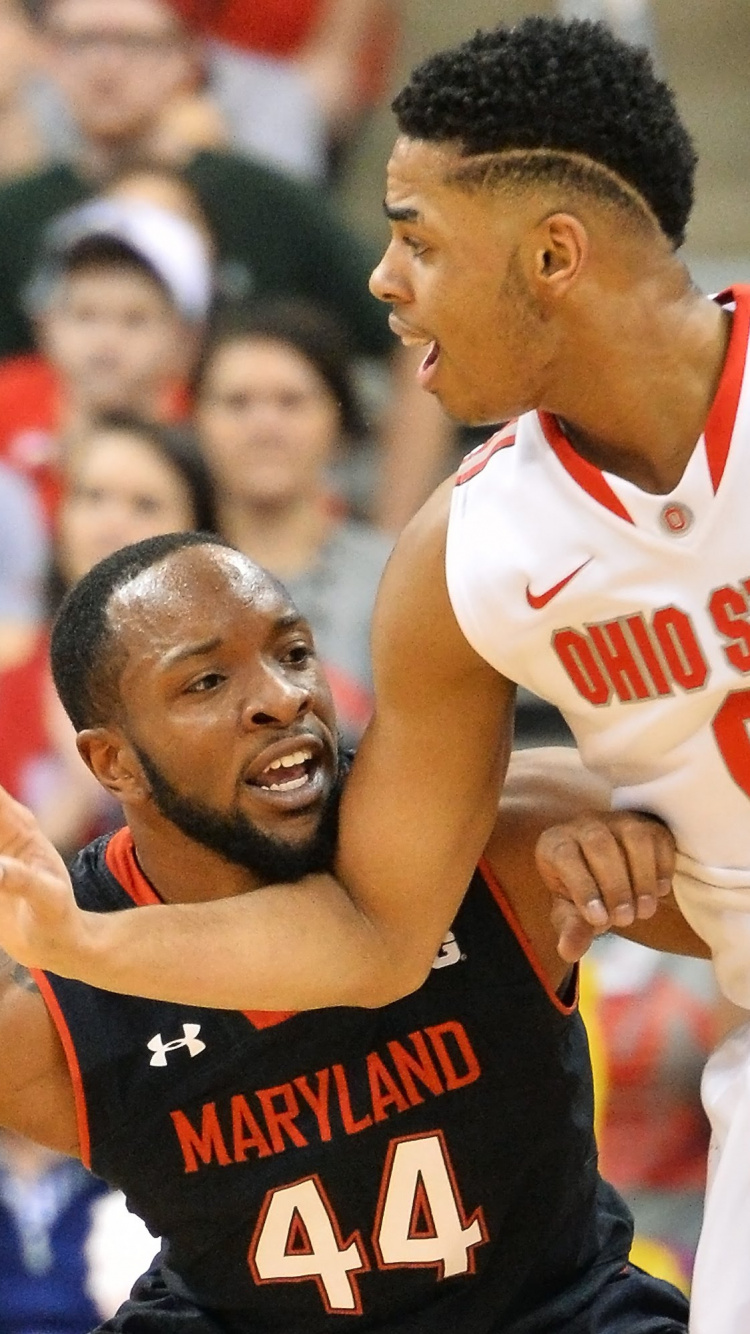 Mann im Weiß-roten Jersey-Hemd. Wallpaper in 750x1334 Resolution