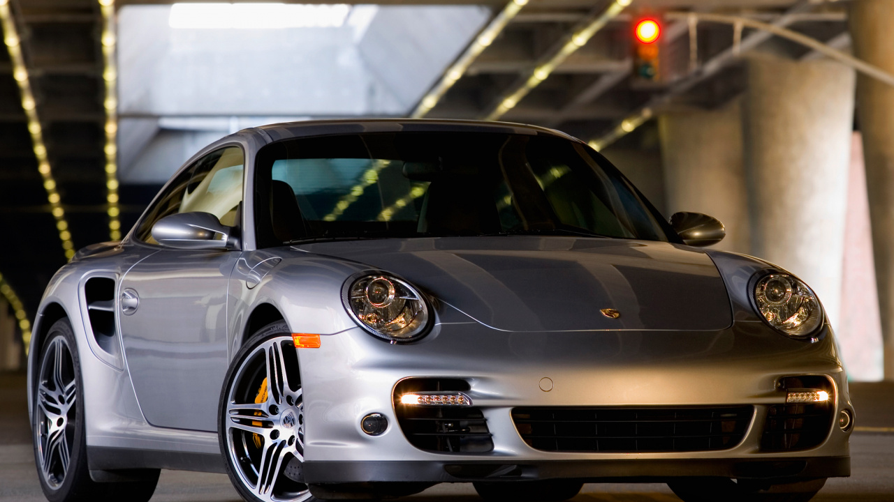 Silver Mercedes Benz Coupe Estacionado en el Estacionamiento. Wallpaper in 1280x720 Resolution