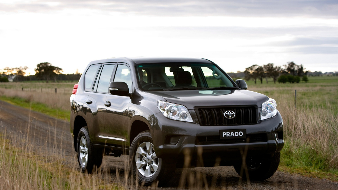 Gray Suv on Brown Field During Daytime. Wallpaper in 1280x720 Resolution