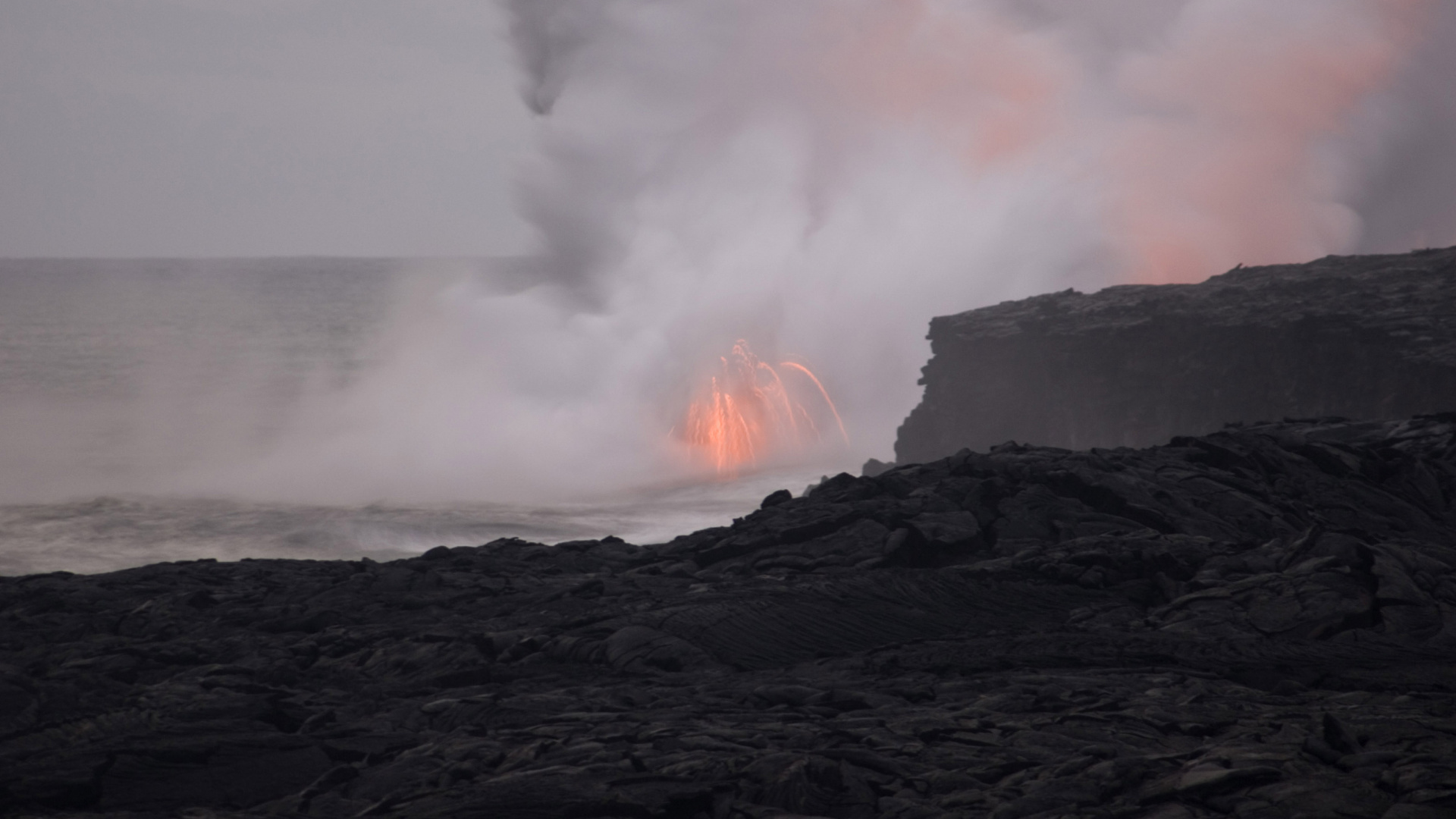 Olas Del Océano Golpeando la Formación de Roca Negra Durante el Día.. Wallpaper in 1920x1080 Resolution