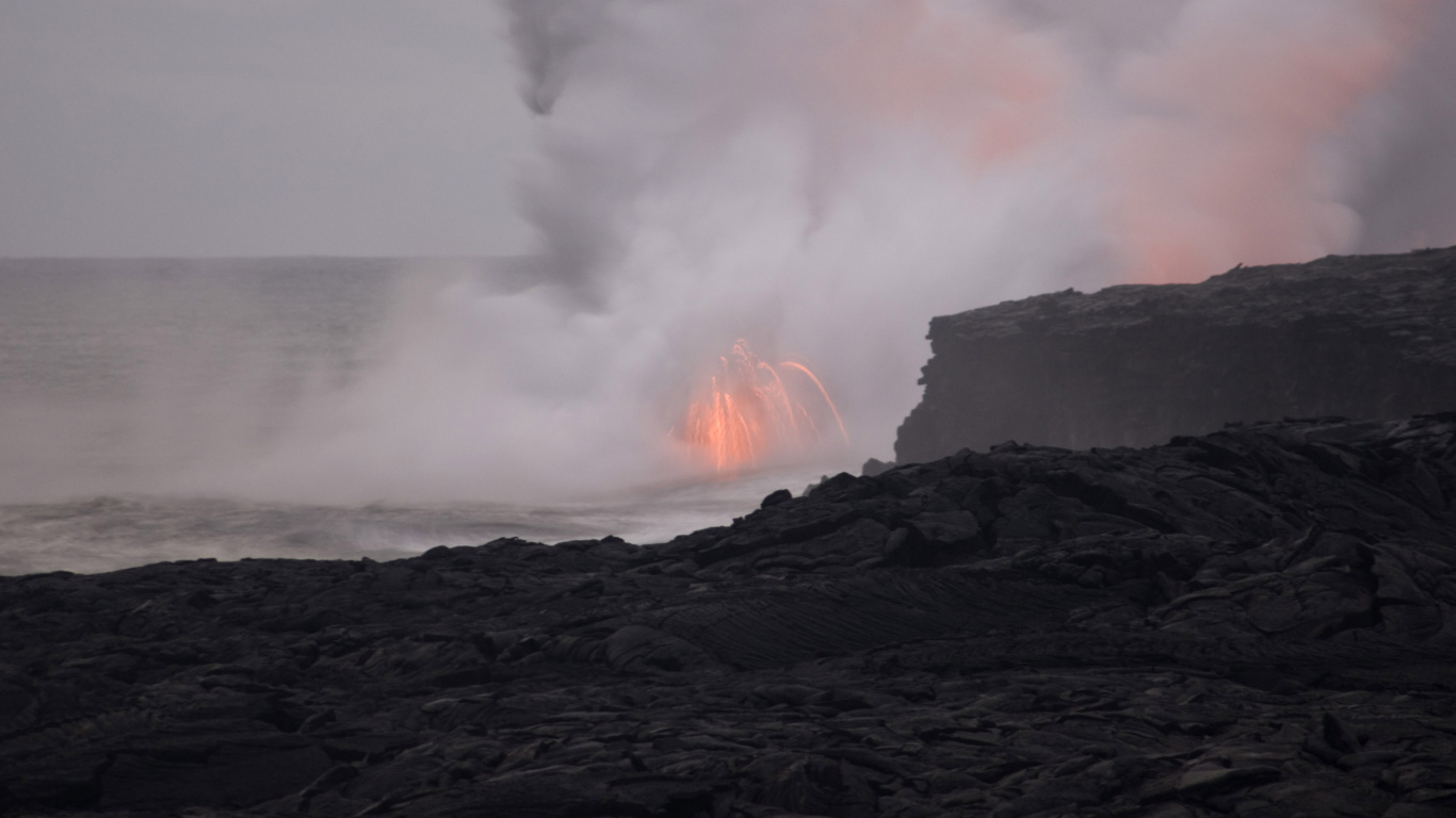 Meereswellen, Die Tagsüber Auf Schwarze Felsformationen Treffen. Wallpaper in 1366x768 Resolution