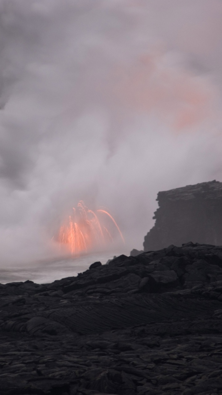 Meereswellen, Die Tagsüber Auf Schwarze Felsformationen Treffen. Wallpaper in 720x1280 Resolution