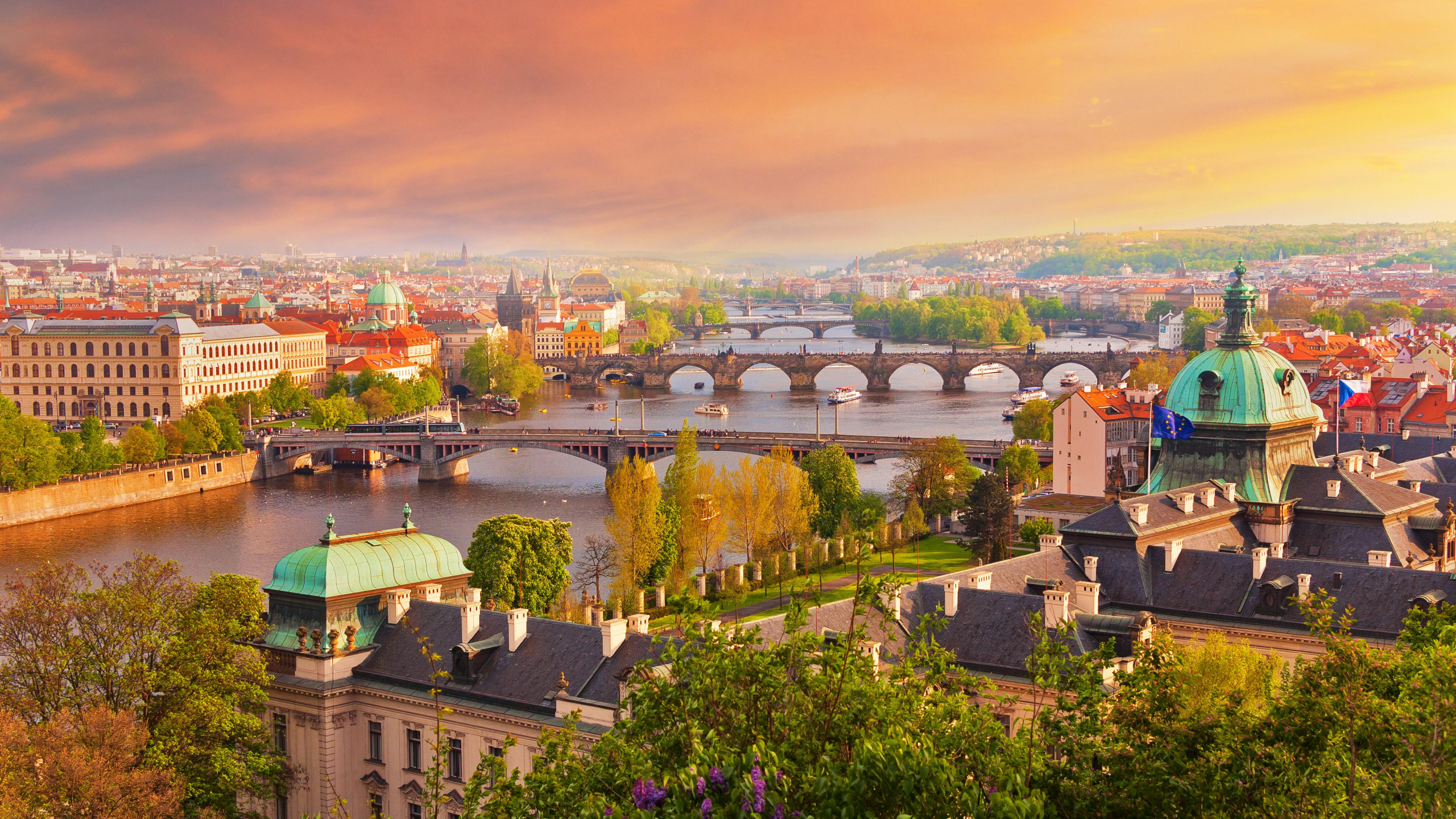 Vue Aérienne de la Ville Pendant la Journée. Wallpaper in 2560x1440 Resolution