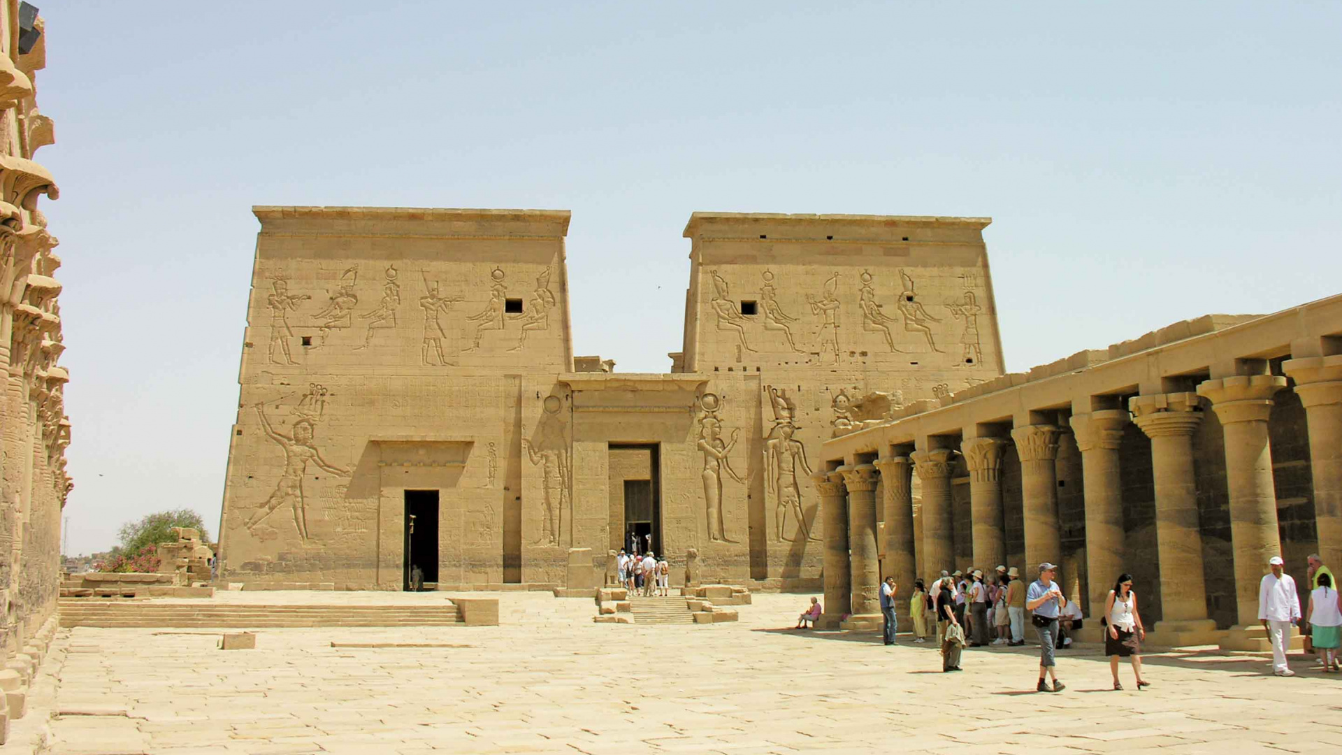 Leute, Die Tagsüber Auf Weißem Sand in Der Nähe Eines Braunen Betongebäudes Gehen. Wallpaper in 1920x1080 Resolution