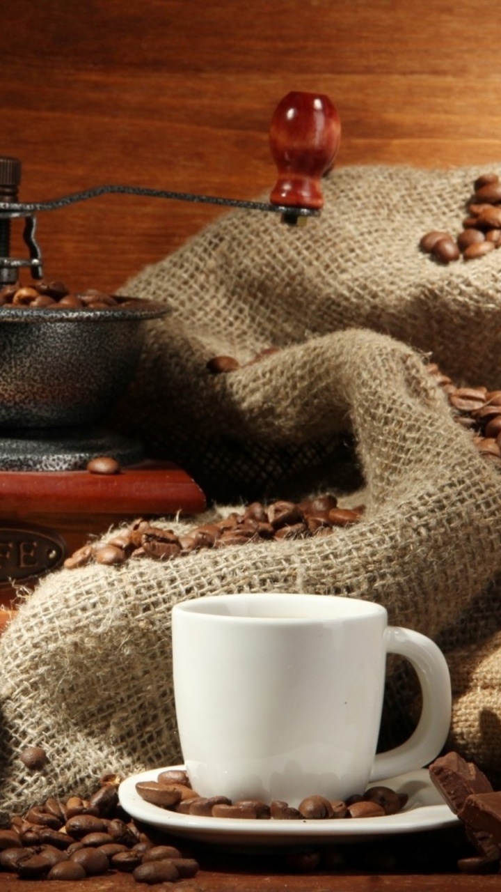 Weiße Keramiktasse Auf Untertasse. Wallpaper in 720x1280 Resolution