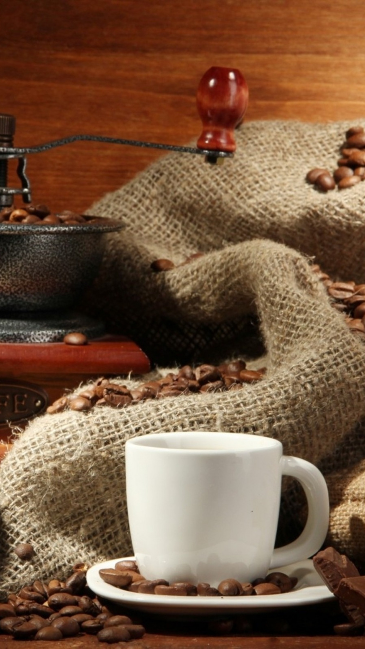 Weiße Keramiktasse Auf Untertasse. Wallpaper in 750x1334 Resolution