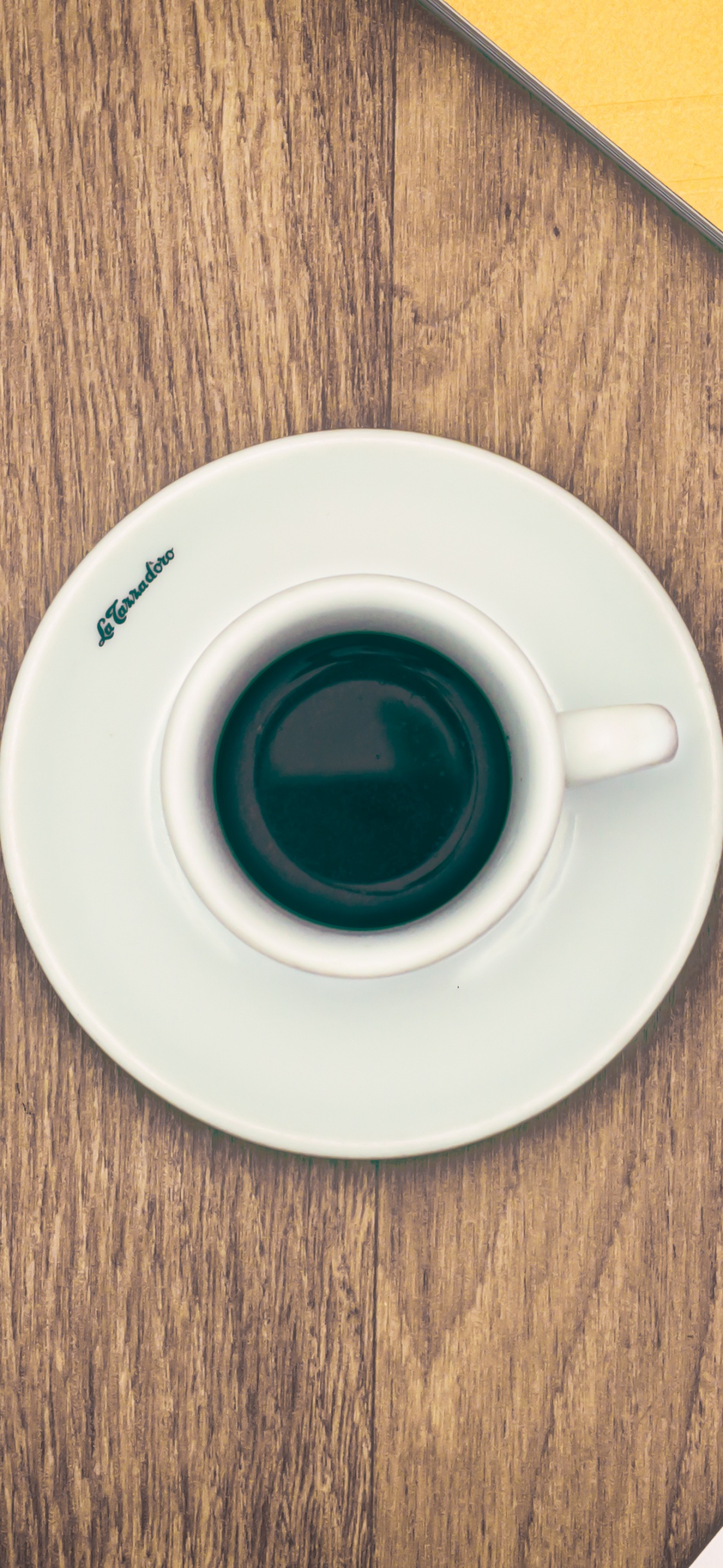 Plato Redondo de Cerámica Blanca Sobre Mesa de Madera Marrón. Wallpaper in 1125x2436 Resolution