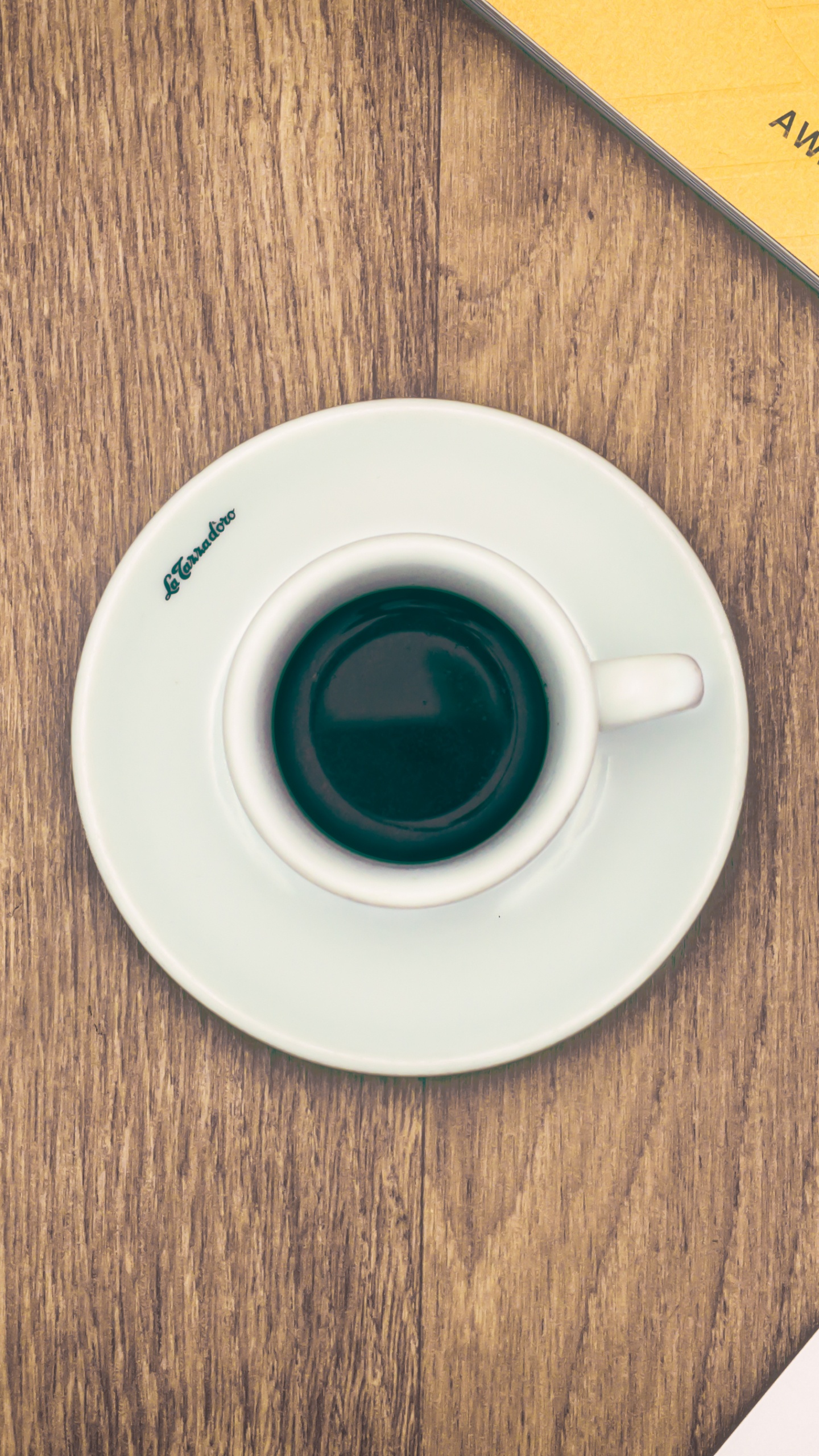 Plato Redondo de Cerámica Blanca Sobre Mesa de Madera Marrón. Wallpaper in 1440x2560 Resolution