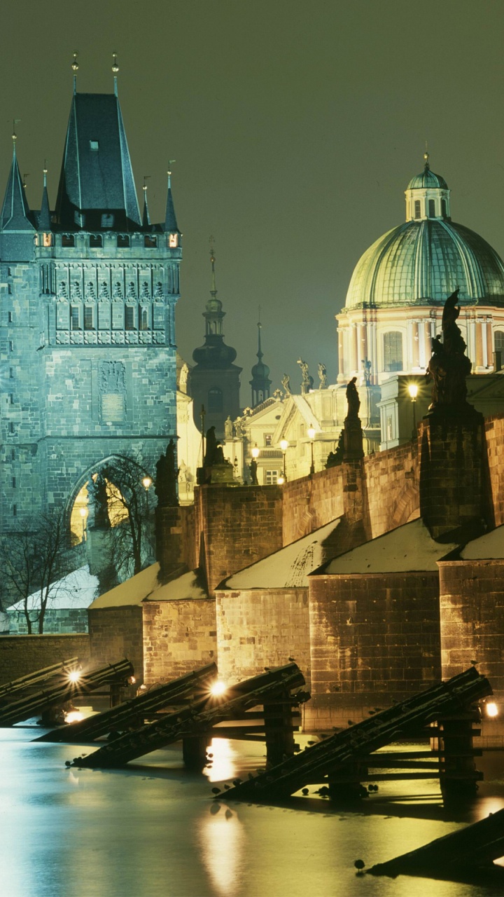Braunes Betongebäude in Der Nacht. Wallpaper in 720x1280 Resolution