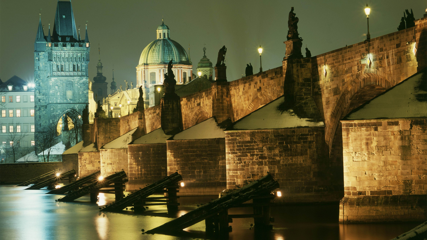 Edificio de Hormigón Marrón Durante la Noche. Wallpaper in 1366x768 Resolution