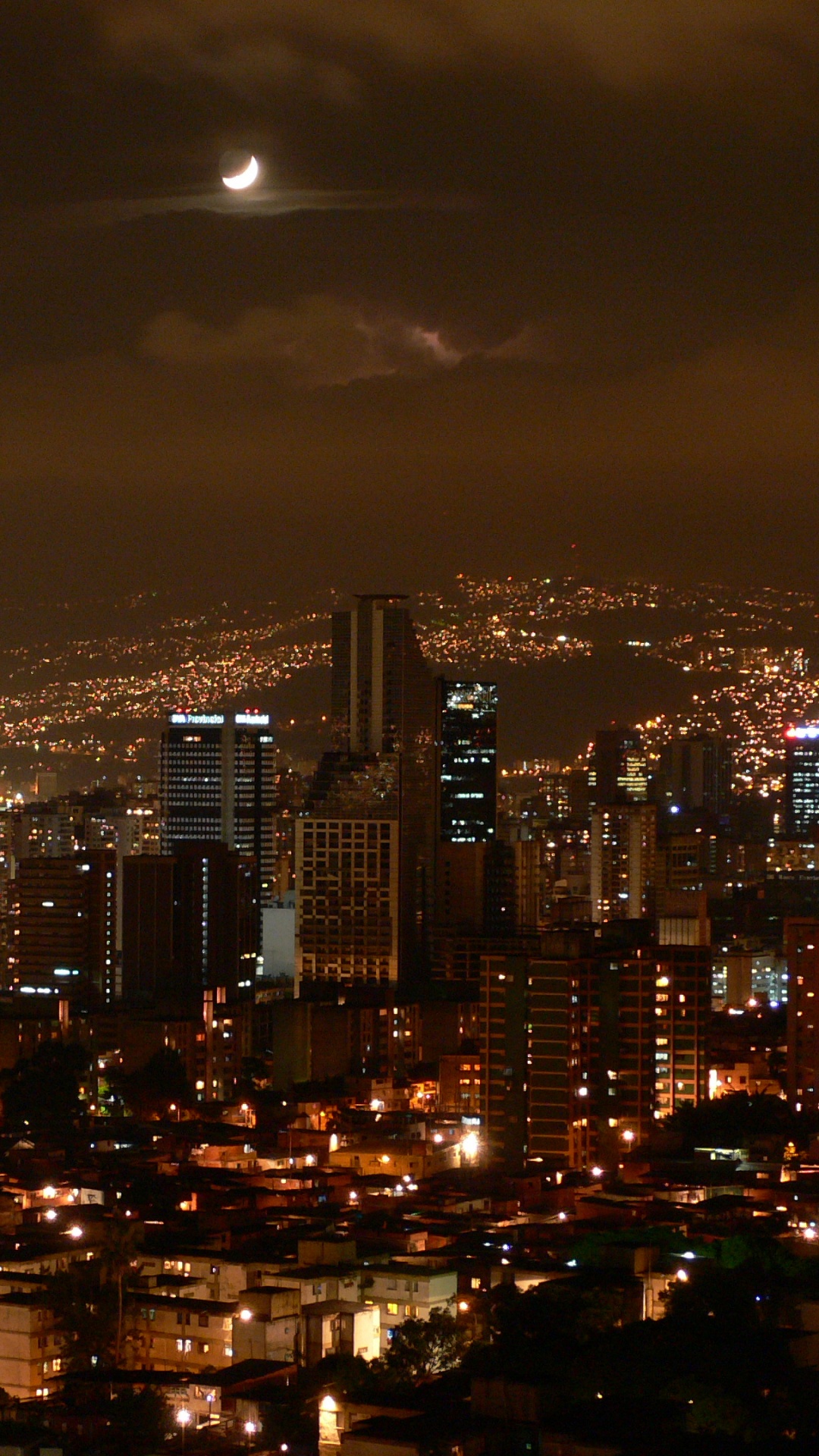 Ville Avec Des Immeubles de Grande Hauteur Pendant la Nuit. Wallpaper in 1080x1920 Resolution